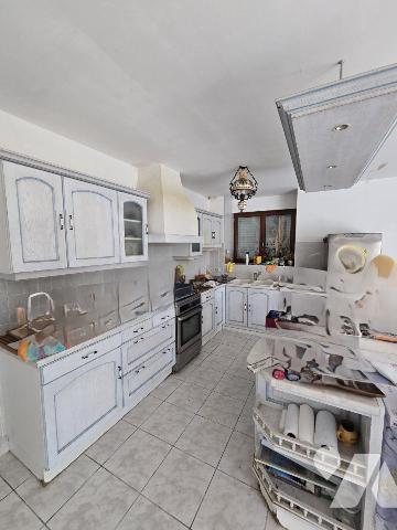 Proximité immédiate du bourg, jolie  maison indépendante comprenant pièce de vie avec coin cuis...