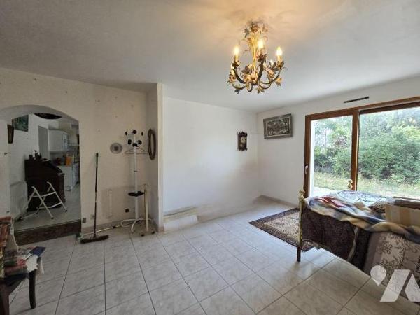 Proximité immédiate du bourg, jolie  maison indépendante comprenant pièce de vie avec coin cuis...