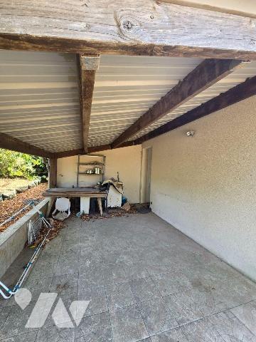 Proximité immédiate du bourg, jolie  maison indépendante comprenant pièce de vie avec coin cuis...