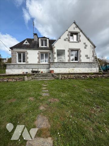 Maison d'habitation de 1970 comprenant au rez-de-chaussée : cuisine, salon, 2 chambres , arrièr...