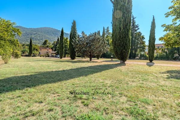 Maison à vendre à SIGNES (83) - Parcelle de plus d'un hectare - Piscine - Nombreuses annexes et dépendances - Calme absolu - Ensoleillée
