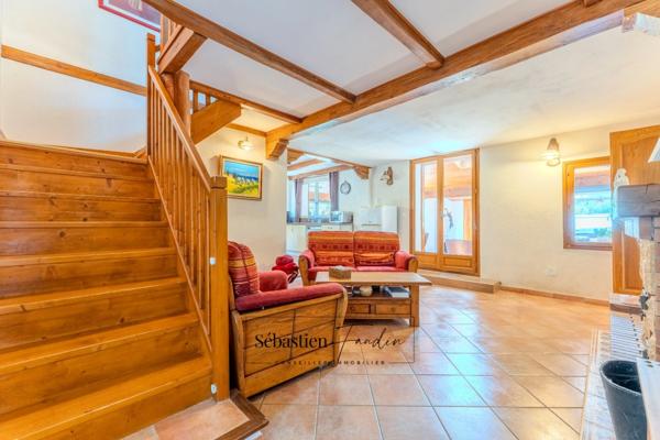 Maison à vendre à SIGNES (83) - Parcelle de plus d'un hectare - Piscine - Nombreuses annexes et dépendances - Calme absolu - Ensoleillée