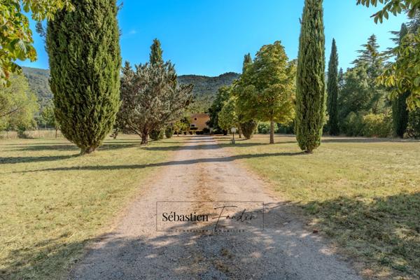 Maison à vendre à SIGNES (83) - Parcelle de plus d'un hectare - Piscine - Nombreuses annexes et dépendances - Calme absolu - Ensoleillée