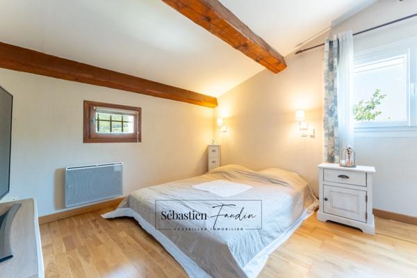 Maison à vendre à SIGNES (83) - Parcelle de plus d'un hectare - Piscine - Nombreuses annexes et dépendances - Calme absolu - Ensoleillée