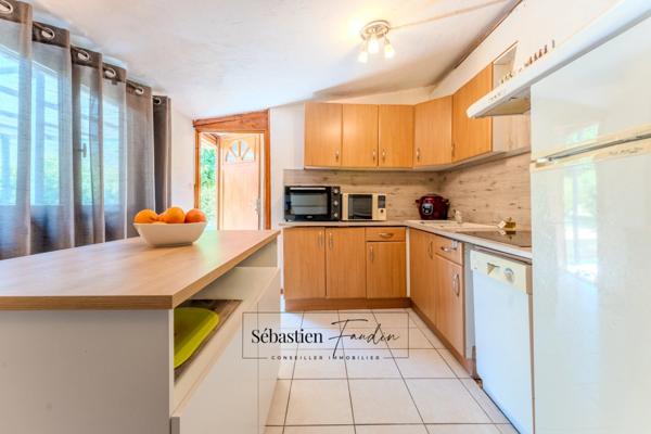 Maison à vendre à SIGNES (83) - Parcelle de plus d'un hectare - Piscine - Nombreuses annexes et dépendances - Calme absolu - Ensoleillée