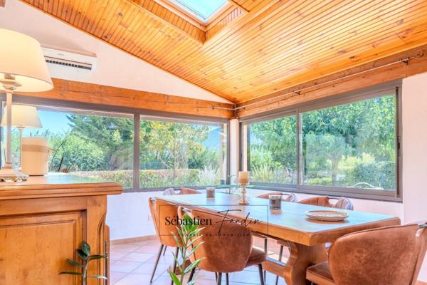 Maison à vendre à SIGNES (83) - Parcelle de plus d'un hectare - Piscine - Nombreuses annexes et dépendances - Calme absolu - Ensoleillée