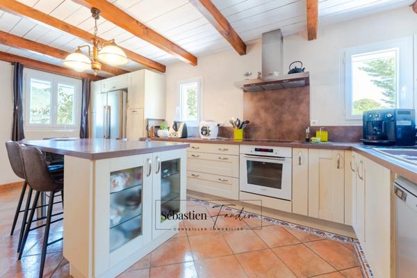 Maison à vendre à SIGNES (83) - Parcelle de plus d'un hectare - Piscine - Nombreuses annexes et dépendances - Calme absolu - Ensoleillée