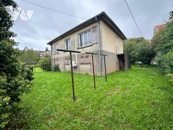 Une maison d'habitation sur deux niveaux dans impasse avec chauffage pompe à chaleur
