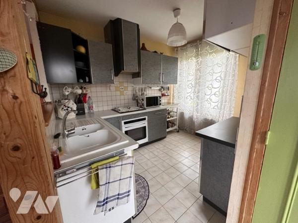 Une maison d'habitation sur deux niveaux dans impasse avec chauffage pompe à chaleur