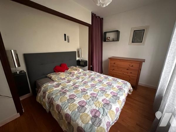 Une maison d'habitation sur deux niveaux dans impasse avec chauffage pompe à chaleur