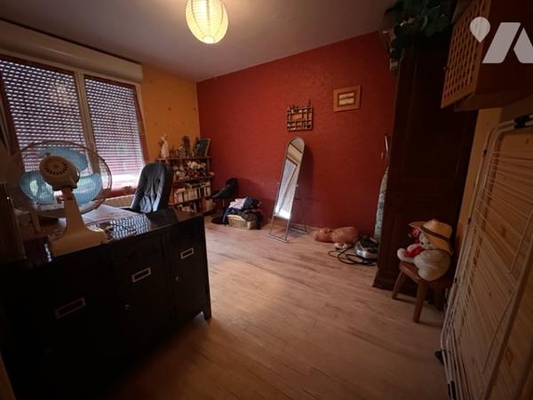 Une maison d'habitation sur deux niveaux dans impasse avec chauffage pompe à chaleur