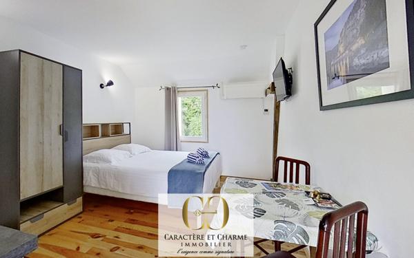 Sarlat-la-Canéda (24200) 7 Chambres d'hôtes / studios, aménagés, + grand logement privé. Idéal activité. Piscine chauffée - Jardin.