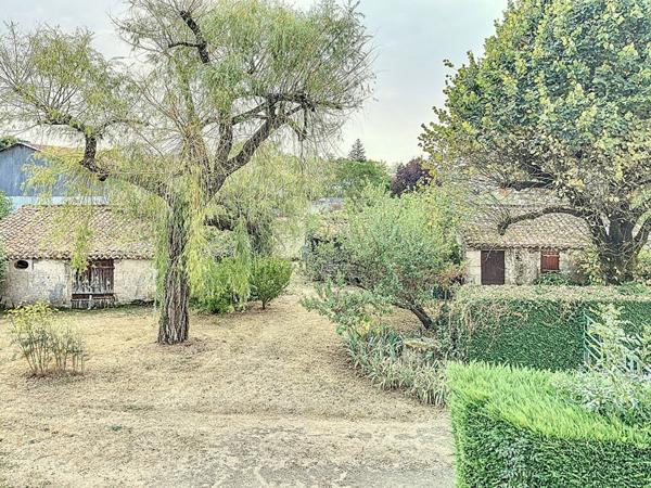 Grande maison avec dépendances et terrain à Doix les Fontaines