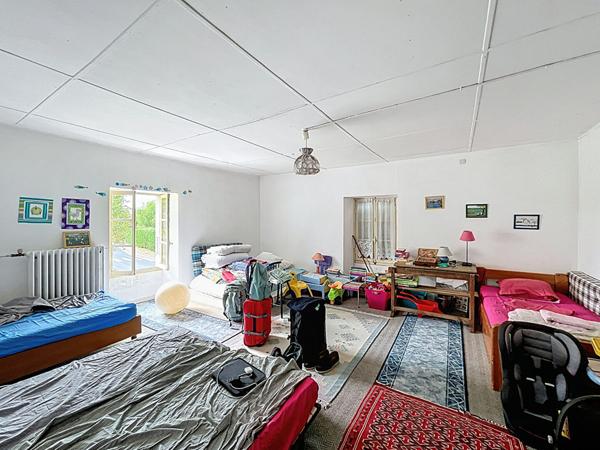 Grande maison avec dépendances et terrain à Doix les Fontaines