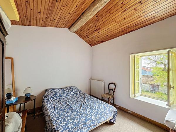 Grande maison avec dépendances et terrain à Doix les Fontaines