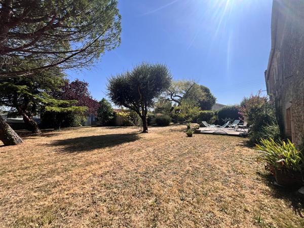 Grande maison avec dépendances et terrain à Doix les Fontaines