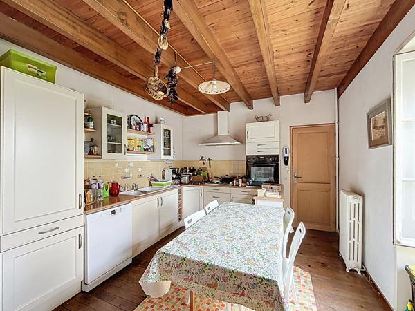 Grande maison avec dépendances et terrain à Doix les Fontaines