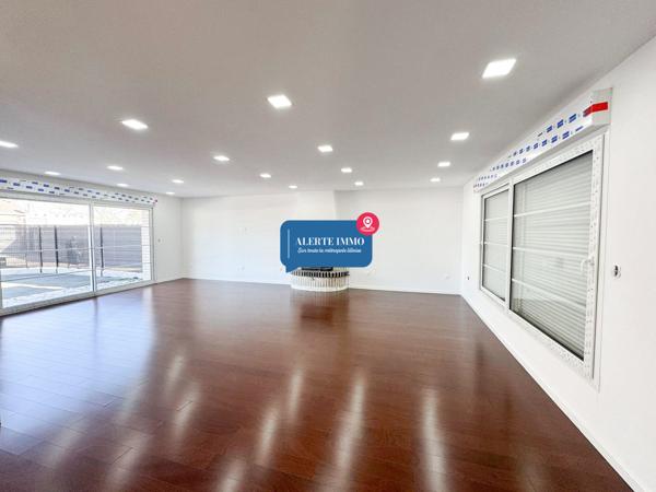 Maison individuelle plain pied de 130 m2, 3 chambres, jardin, cave, 2 places de parking