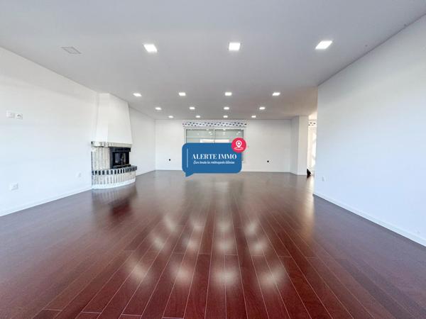 Maison individuelle plain pied de 130 m2, 3 chambres, jardin, cave, 2 places de parking