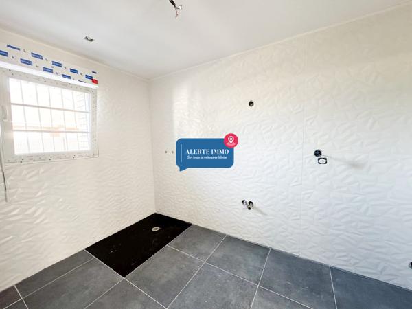 Maison individuelle plain pied de 130 m2, 3 chambres, jardin, cave, 2 places de parking