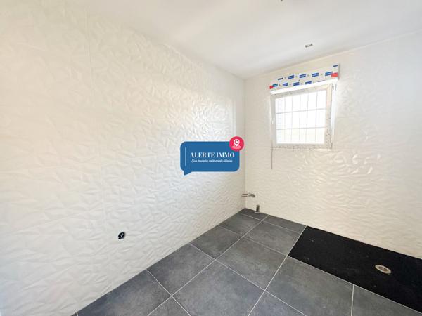 Maison individuelle plain pied de 130 m2, 3 chambres, jardin, cave, 2 places de parking