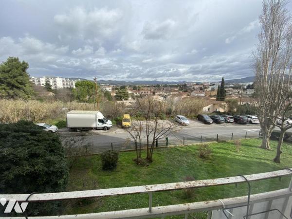 Appartement T4/5, traversant, balcon fermé, cave.