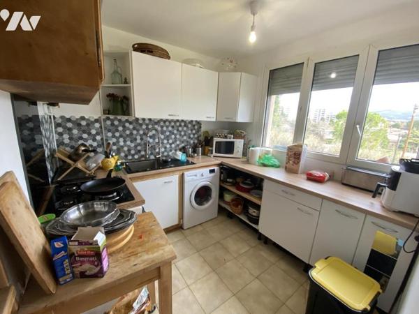 Appartement T4/5, traversant, balcon fermé, cave.