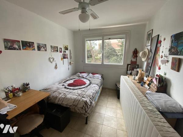 Appartement T4/5, traversant, balcon fermé, cave.