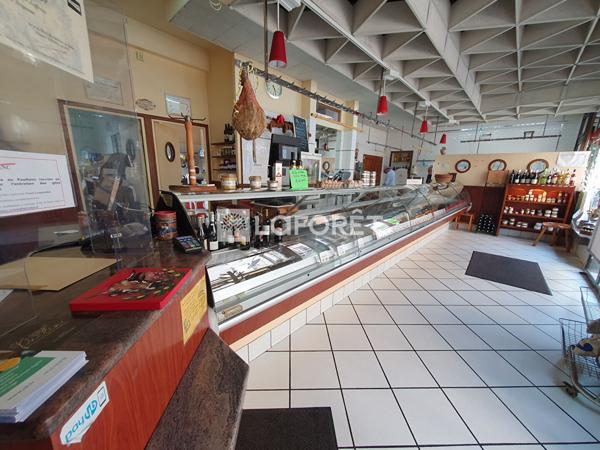 Achat immeuble Pierrefort - 19 pièce(s) - 220 m² - 130 000 €