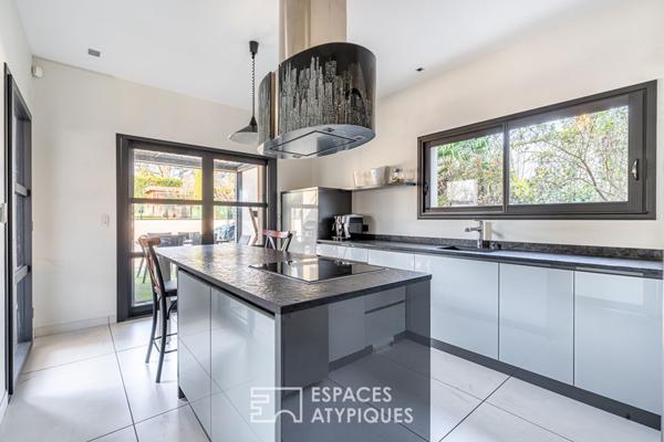 Maison d’architecte avec couloir de nage