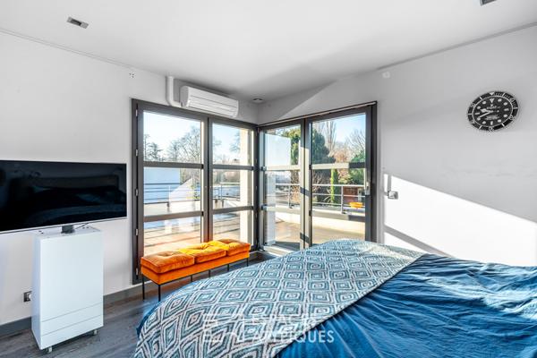 Maison d’architecte avec couloir de nage