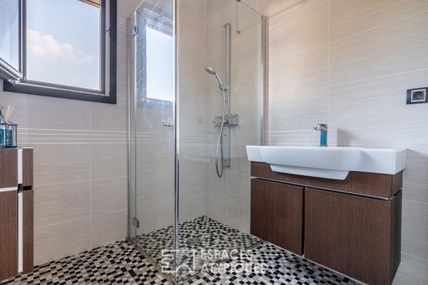 Maison d’architecte avec couloir de nage