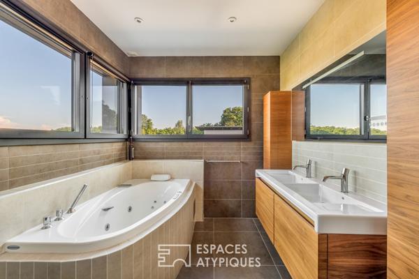 Maison d’architecte avec couloir de nage