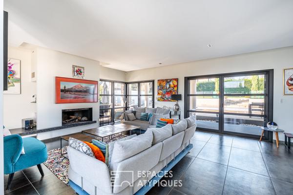 Maison d’architecte avec couloir de nage