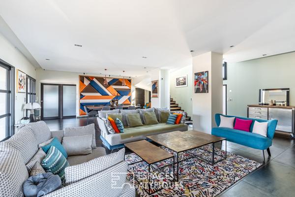 Maison d’architecte avec couloir de nage