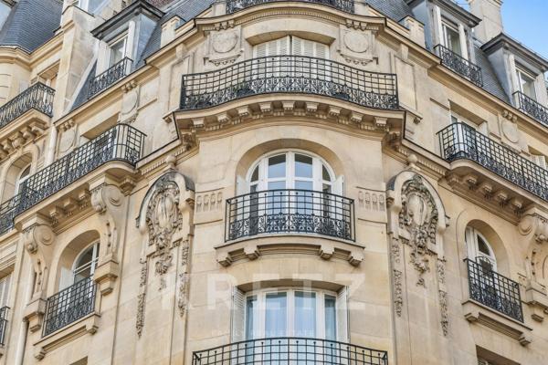 Appartement d’angle avec vues dégagées – Odéon, Paris 6ᵉ