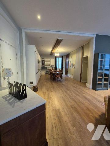 En plein centre ville historique, venez découvrir cet appartement lumineux de 95m² rénové avec ...