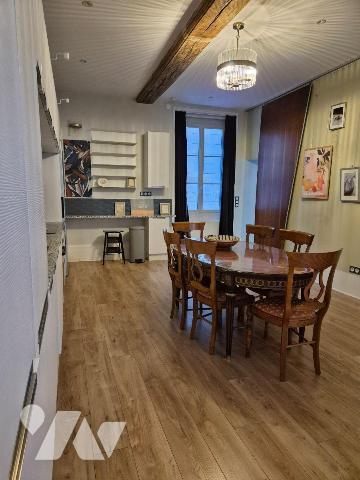 En plein centre ville historique, venez découvrir cet appartement lumineux de 95m² rénové avec ...