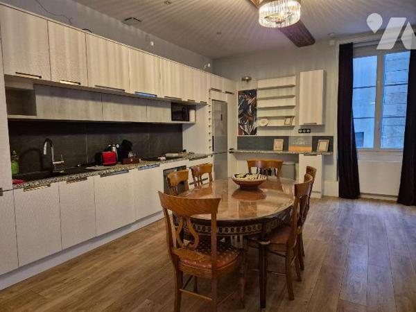 En plein centre ville historique, venez découvrir cet appartement lumineux de 95m² rénové avec ...