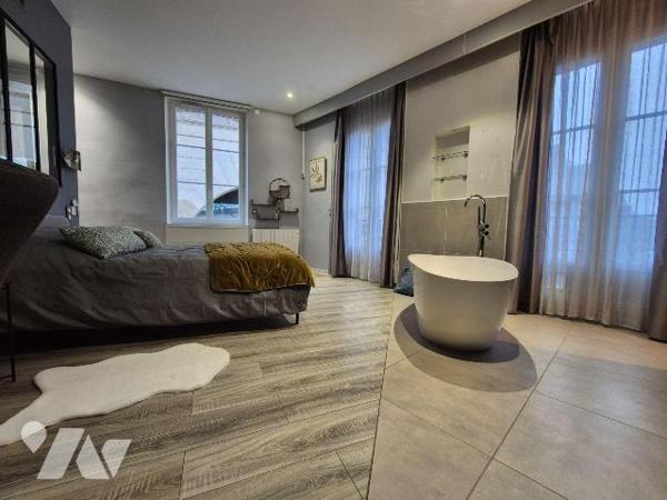 En plein centre ville historique, venez découvrir cet appartement lumineux de 95m² rénové avec ...