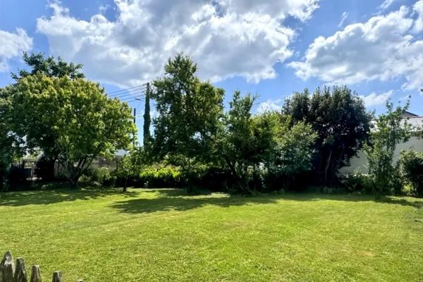 TERRAIN DE 700M2-PISCINABLE-CONSTRUCTIBILITÉ JUSQU'À 250M2-PROCHE COMMERCES ET PORT A PIEDS