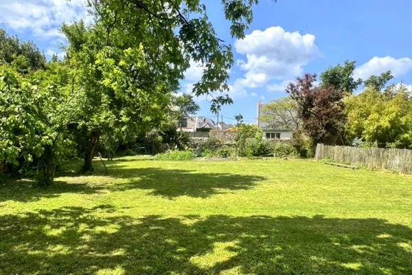 TERRAIN DE 700M2-PISCINABLE-CONSTRUCTIBILITÉ JUSQU'À 250M2-PROCHE COMMERCES ET PORT A PIEDS