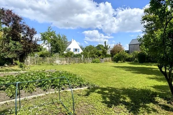 TERRAIN DE 700M2-PISCINABLE-CONSTRUCTIBILITÉ JUSQU'À 250M2-PROCHE COMMERCES ET PORT A PIEDS