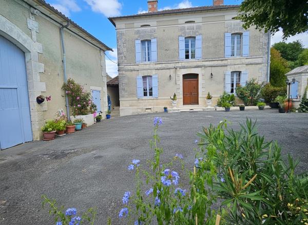 MAISON DE CHARME AU COEUR D'UN HAMEAU CALME & BEAUX VOLUMES Riberac
