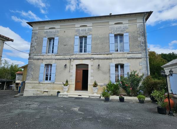 MAISON DE CHARME AU COEUR D'UN HAMEAU CALME & BEAUX VOLUMES Riberac