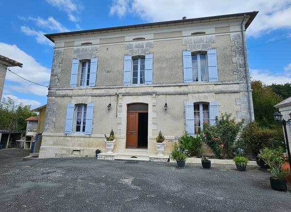 MAISON DE CHARME AU COEUR D'UN HAMEAU CALME & BEAUX VOLUMES Riberac