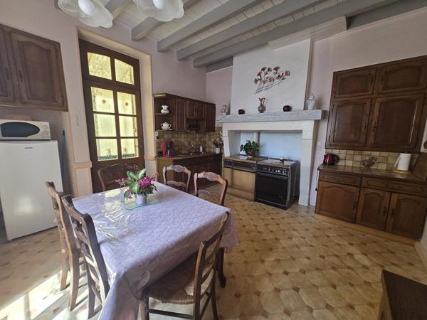 MAISON DE CHARME AU COEUR D'UN HAMEAU CALME & BEAUX VOLUMES Riberac