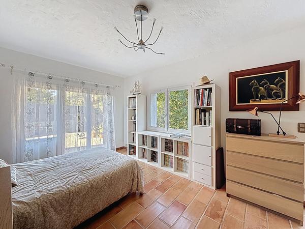 En Exclusivité- Rez-de-villa Magagnosc 4 pièce(s) 119 m2, 2 chambres + possible d'en faire une troisième, 580 m2 de jardin privatif, calme absolu, proche des commodités