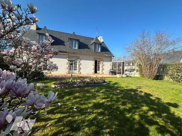 ROSAIS - Maison de 150m²de plain-pied en plein coeur du Rosais avec jardin plein Sud comprenant...