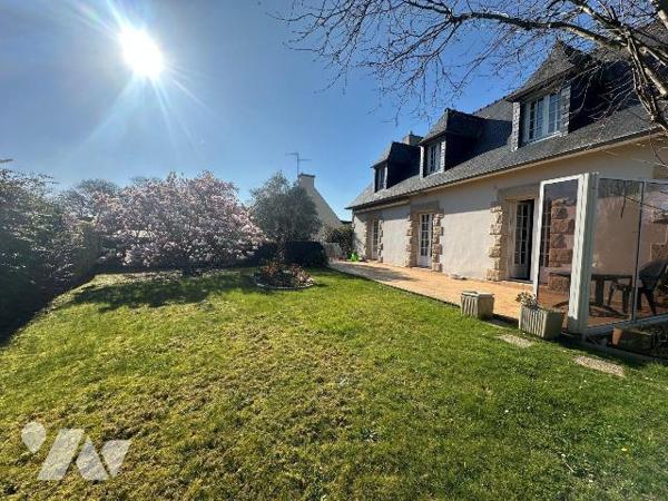 ROSAIS - Maison de 150m²de plain-pied en plein coeur du Rosais avec jardin plein Sud comprenant...